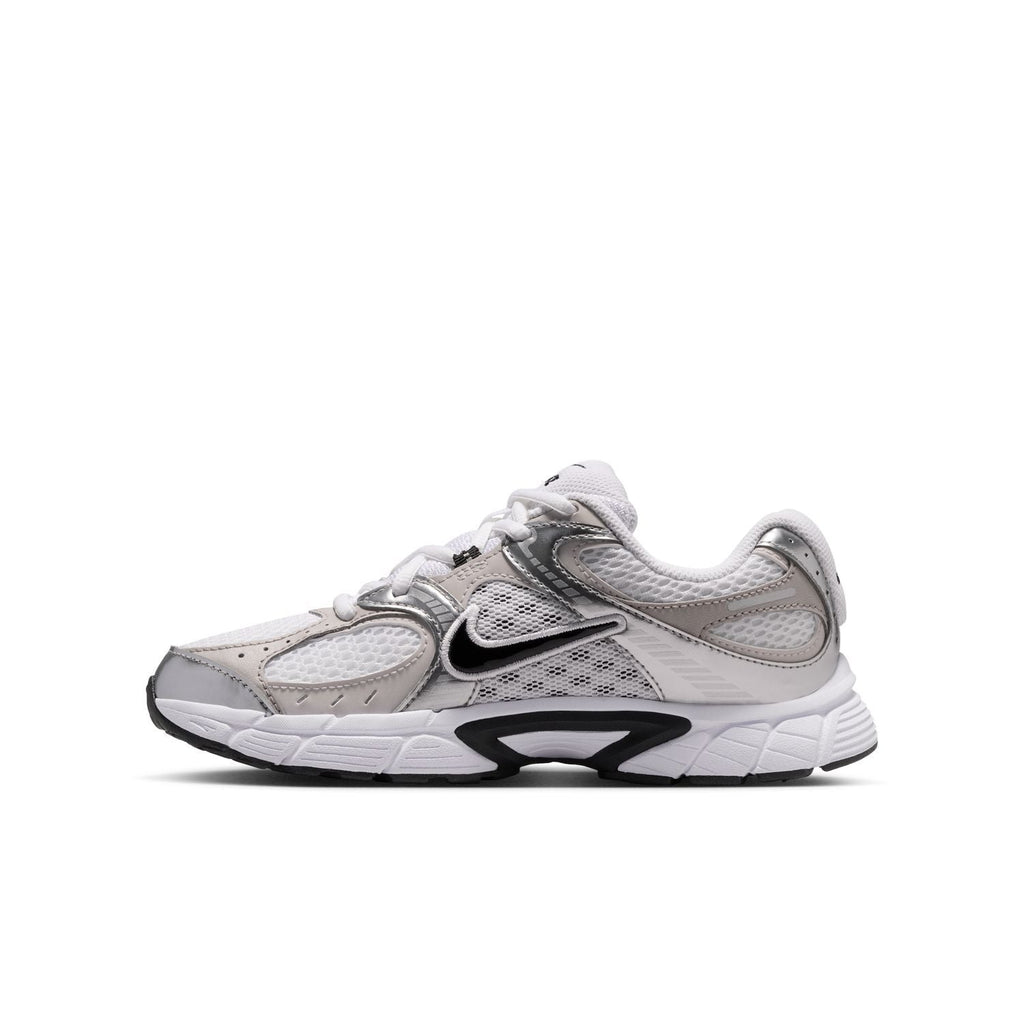 Nike Scarpe Junior V5 RNR GS - HQ6411 - White / Black / Vast Grey / College Grey - vista 3