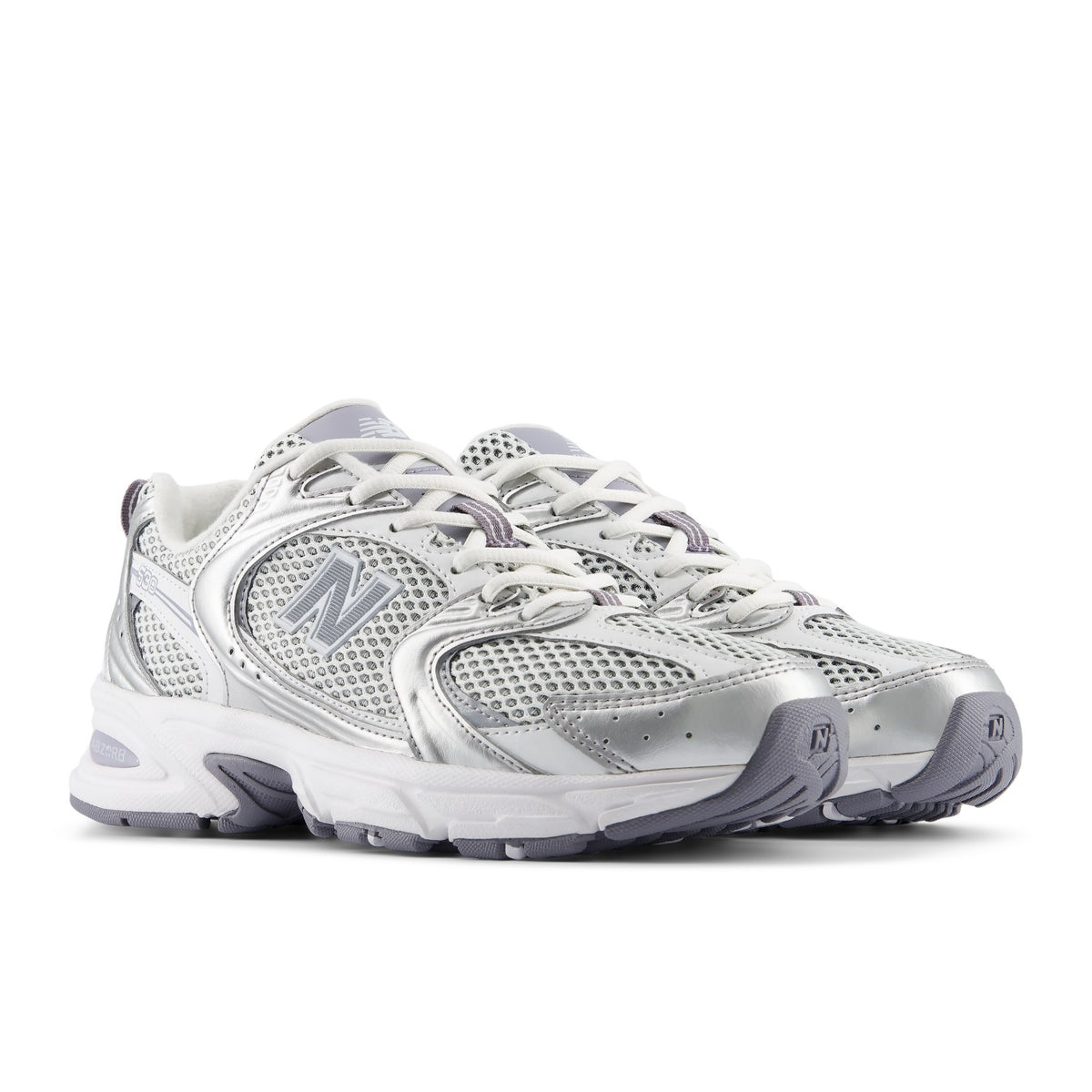 New Balance 530 grigio e argento, vista obliqua